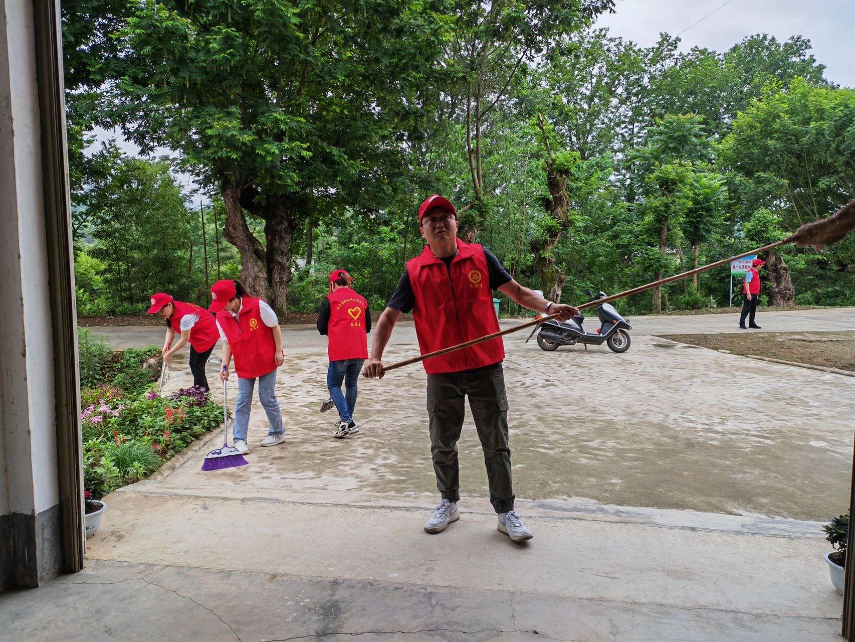 小龙村环境卫生整治志愿服务